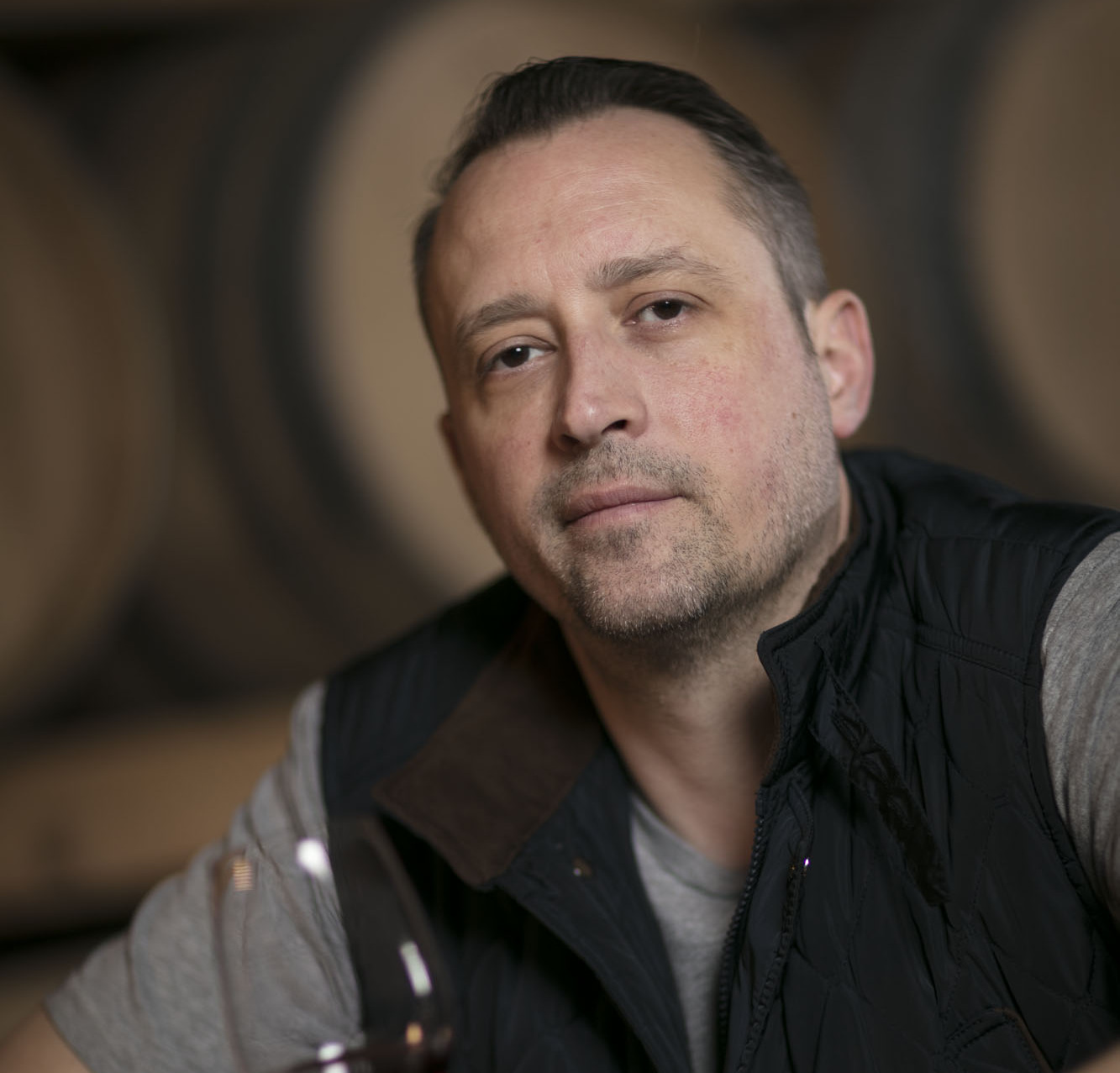 Œnologue dégustant un verre de vin